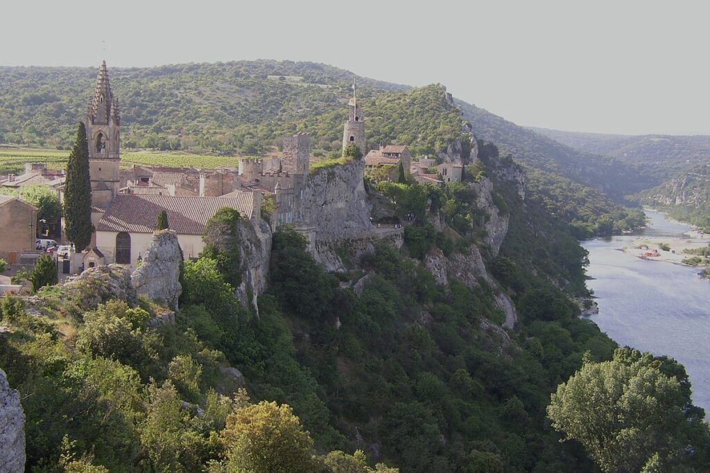 Le Gard vous convie à ce plus beau village de France, une cité médiévale au cœur de la garrigue