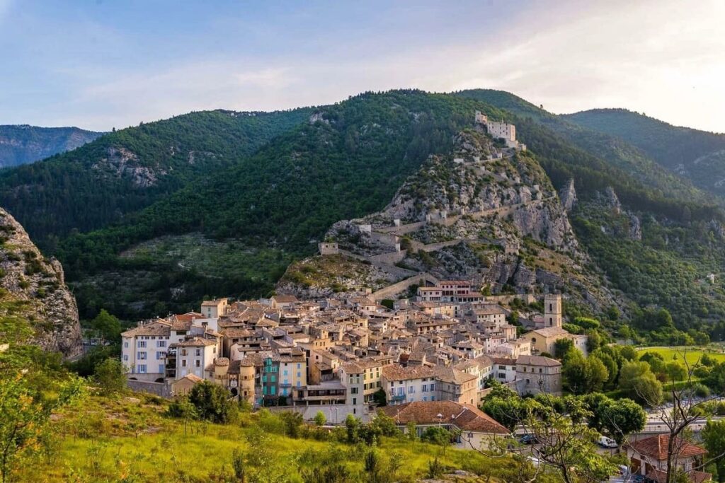 Construit à flanc de montagne, ce village provençal donne l’impression d’un voyage au Moyen Âge
