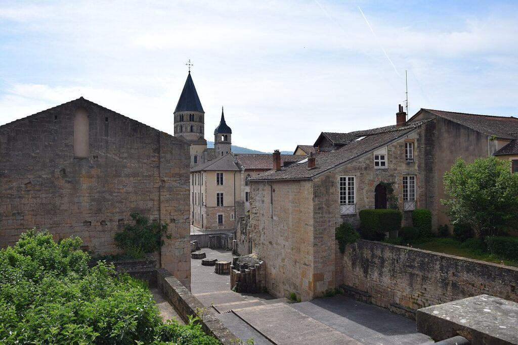 Cette abbaye géante était la plus grande église d’Europe au Moyen Âge – on y accède en 1h30 de train depuis Paris