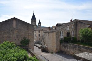 Cette abbaye géante était la plus grande église d’Europe au Moyen Âge – on y accède en 1h30 de train depuis Paris
