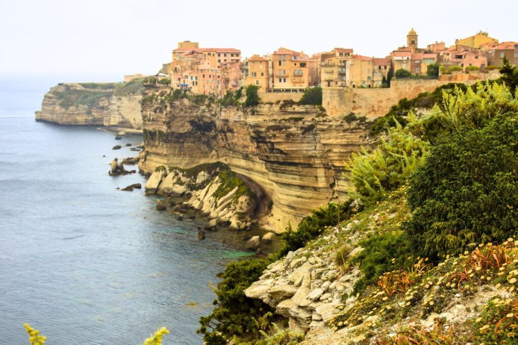 Perché sur un rocher, ce village corse classé domine la mer et les montagnes