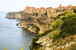 Perché sur un rocher, ce village corse classé domine la mer et les montagnes