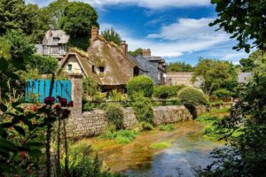 Moins touristique que Honfleur, plus poétique qu’Étretat : le village normand que les Parisiens redécouvrent