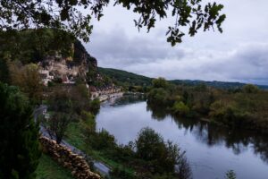 Si vous aimez l’histoire et la nature, ce village médiéval en Dordogne vous attend, suspendu entre ciel et eau