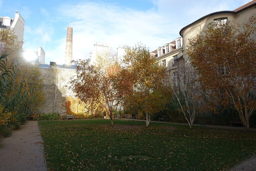 Bien moins bondé que le jardin des Tuileries, ce jardin confidentiel de plus de 2 000 m² caché au cœur du Marais offre une parenthèse de calme insoupçonnée à Paris
