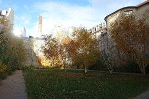 Bien moins bondé que le jardin des Tuileries, ce jardin confidentiel de plus de 2 000 m² caché au cœur du Marais offre une parenthèse de calme insoupçonnée à Paris