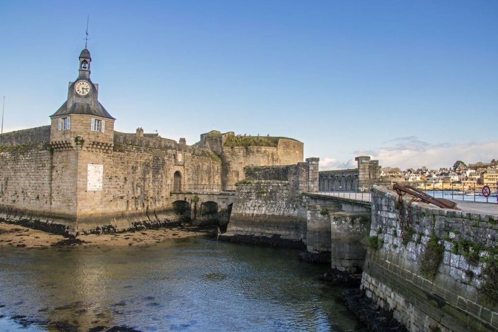 Oubliez la Côte d’Azur : cet archipel breton aux allures de petites Keys françaises est encore plus paisible