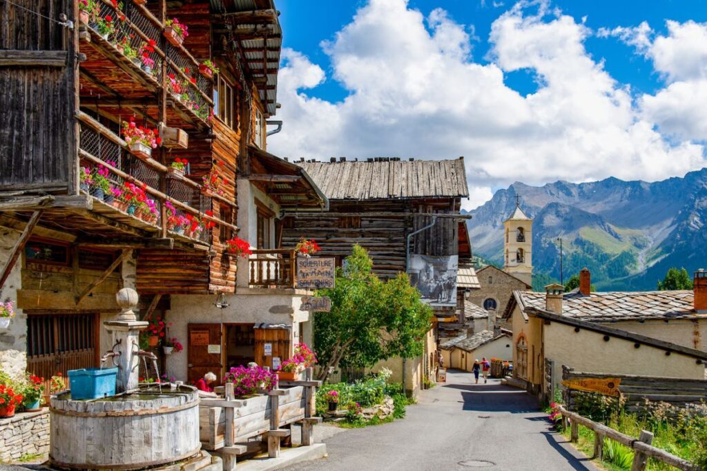Ce village de montagne à l’architecture traditionnelle est un terrain de jeu parfait pour les amateurs de plein air