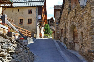 Avec ses toits en ardoise, ce village d&rsquo;altitude est perché à flanc de montagne