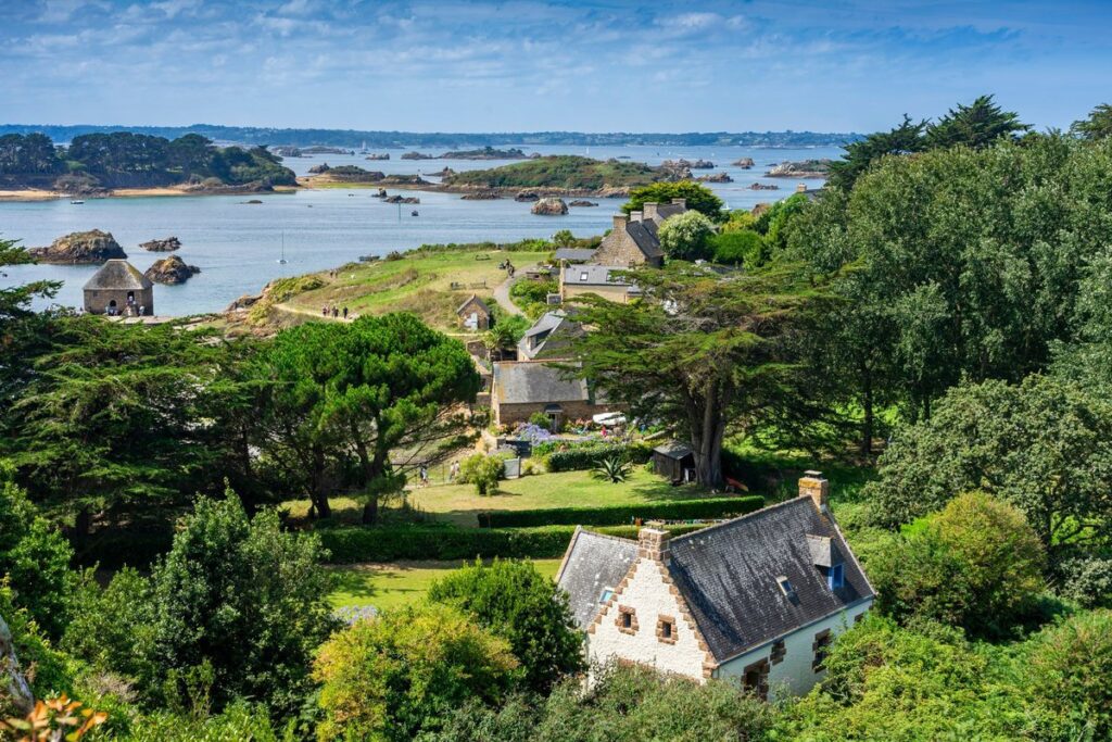 À proximité du littoral breton, cette île confidentielle est la parenthèse la plus dépaysante de la région