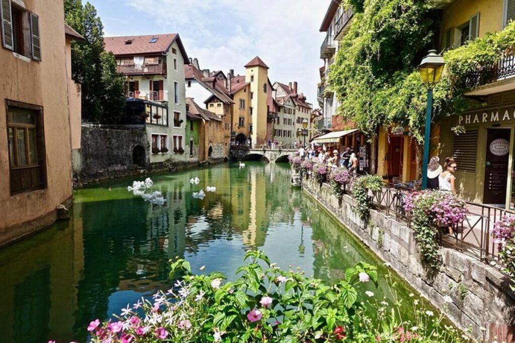 Surnommée “La Perle des Alpes”, cette ville savoyarde séduit par sa lumière et son lac turquoise