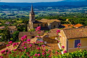 Ce village du Luberon, perché sur sa colline, offre un panorama qui rappelle les villages de Toscane