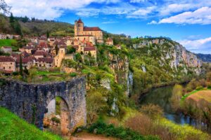 Suspendu à la falaise, ce village du Lot est l’un des plus spectaculaires de France