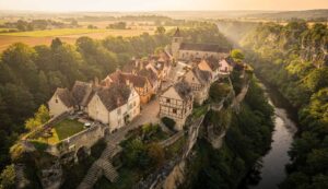 Perché au-dessus d’une gorge, ce village d’Occitanie impressionne par son architecture médiévale