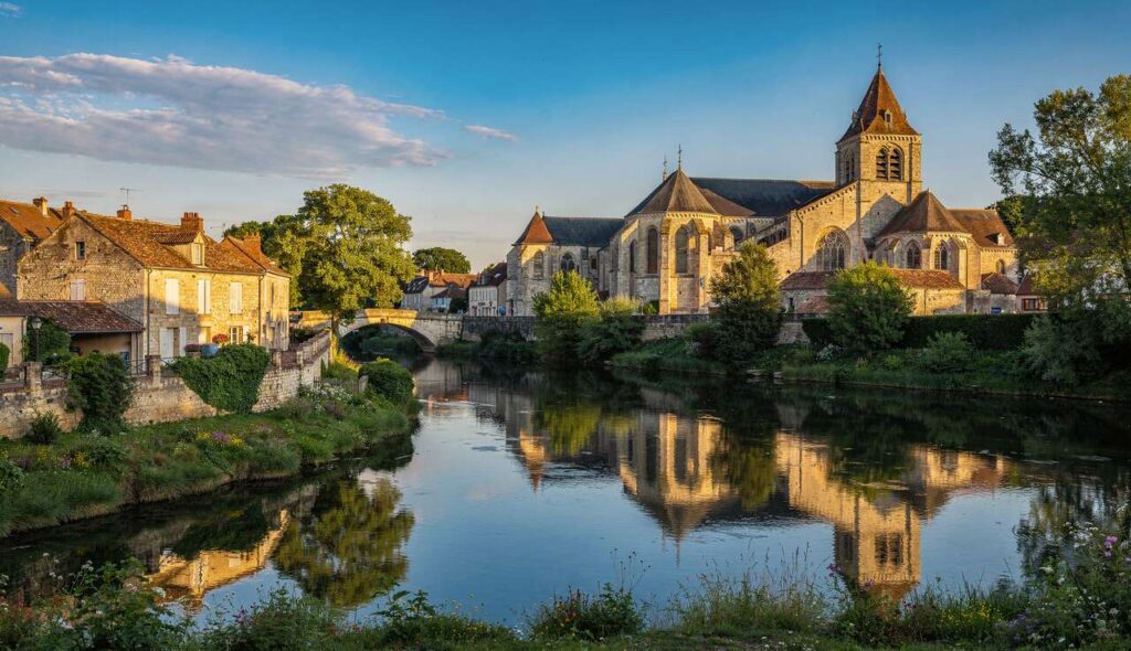 Bordée par une rivière paisible, cette “Cité de Caractère” offre un voyage hors du temps –