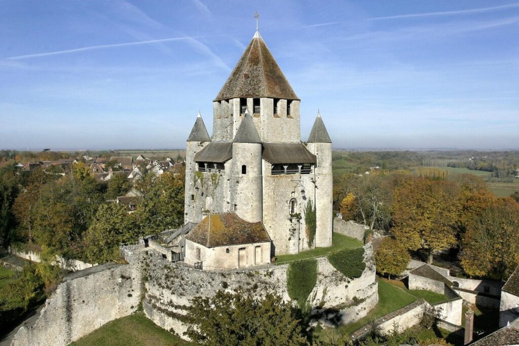 À moins de 2h de Paris, cette cité historique entourée de remparts conserve tout le charme du Moyen Âge