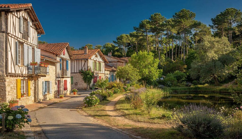 Situé à côté d’une réserve naturelle, ce village landais séduit par son authenticité