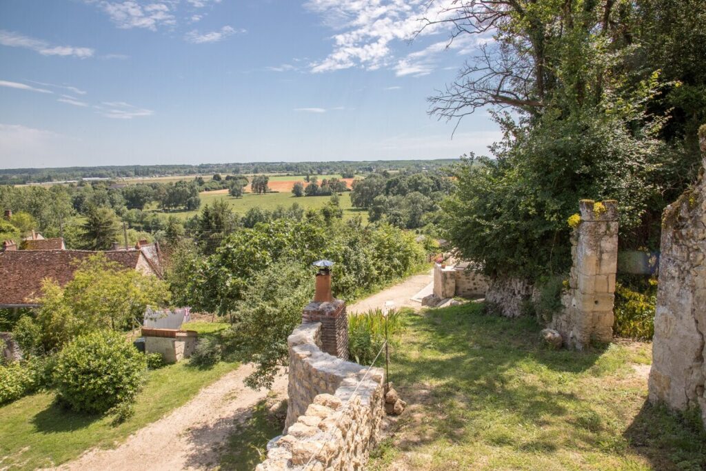 Creusé dans la pierre, ce village troglodytique du Val de Loire raconte mille ans d’histoire