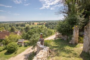 Creusé dans la pierre, ce village troglodytique du Val de Loire raconte mille ans d’histoire